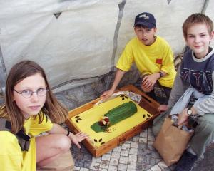 FOTO - A úplně na závěr - unavení, ale šťastní vítězové se svou cenou