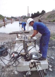 FOTO - Speciální systém brzdných a tažných hydraulických zařízení bylo to jediné, co na obou březích napovídalo, že se pod hladinou děje něco mimořádného