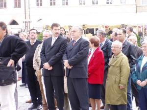 473635_Radní Jan Štrof při pietním aktu u pamětní desky na Staroměstské radnici /5.5.2005/