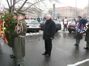 470764_Pietní vzpomínka na důstojníky popravené totalitním režimem před budovou Generálního štábu Armády České republiky na Vítězném náměstí v Praze /25.2.05/