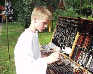 27.8.2005 - Etnický festival - chlapec z folklorního souboru Limbora obdivuje &#34;indiánský&#34; bubínek