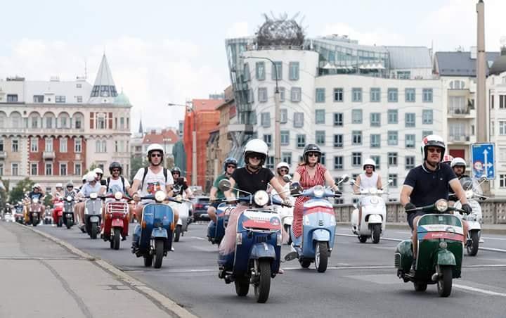 Ilustrační foto: Spanilá jízdy skútrů Vespa