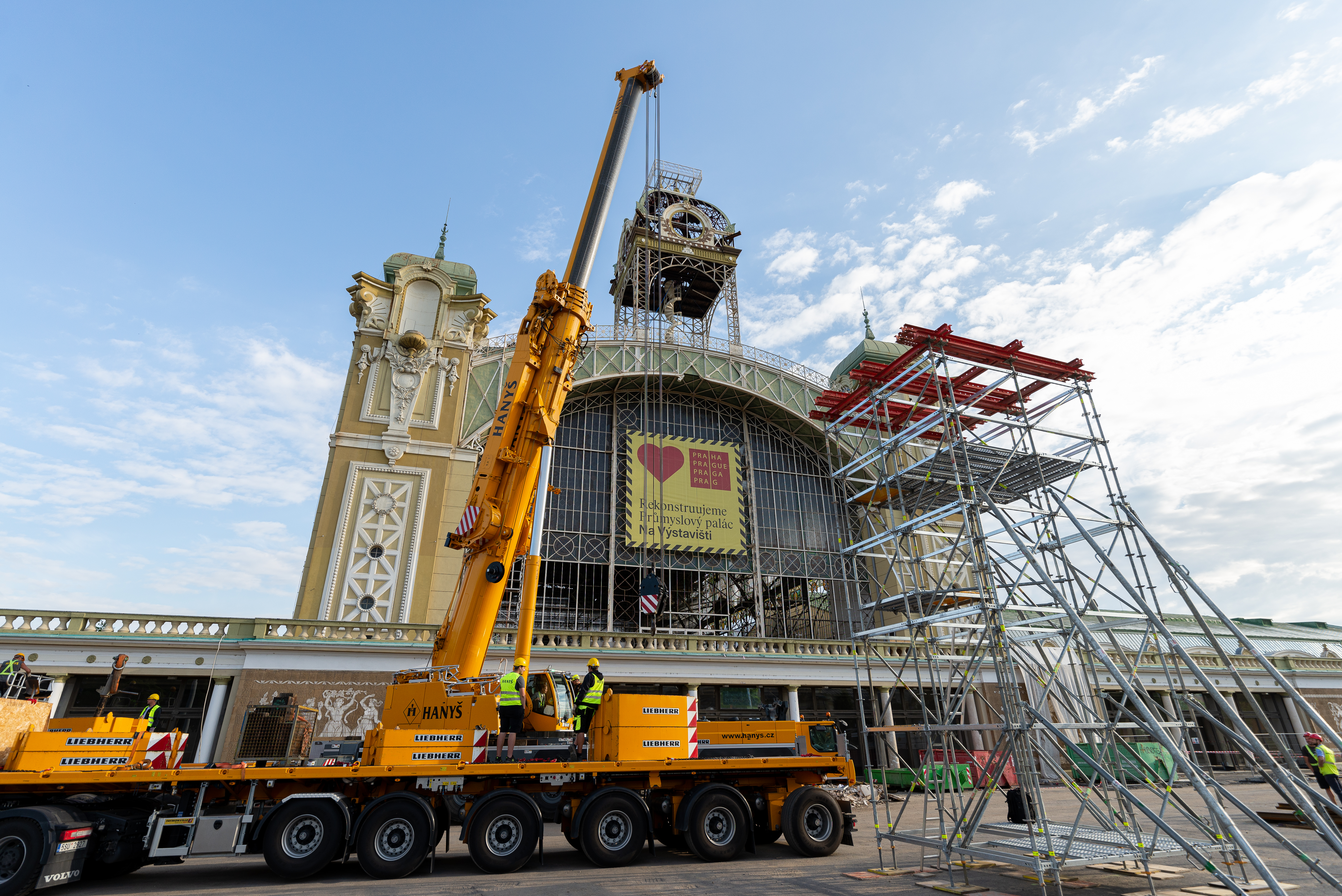 Jeřáb sundal 26tunovou hodinovou věž z Průmyslového paláce