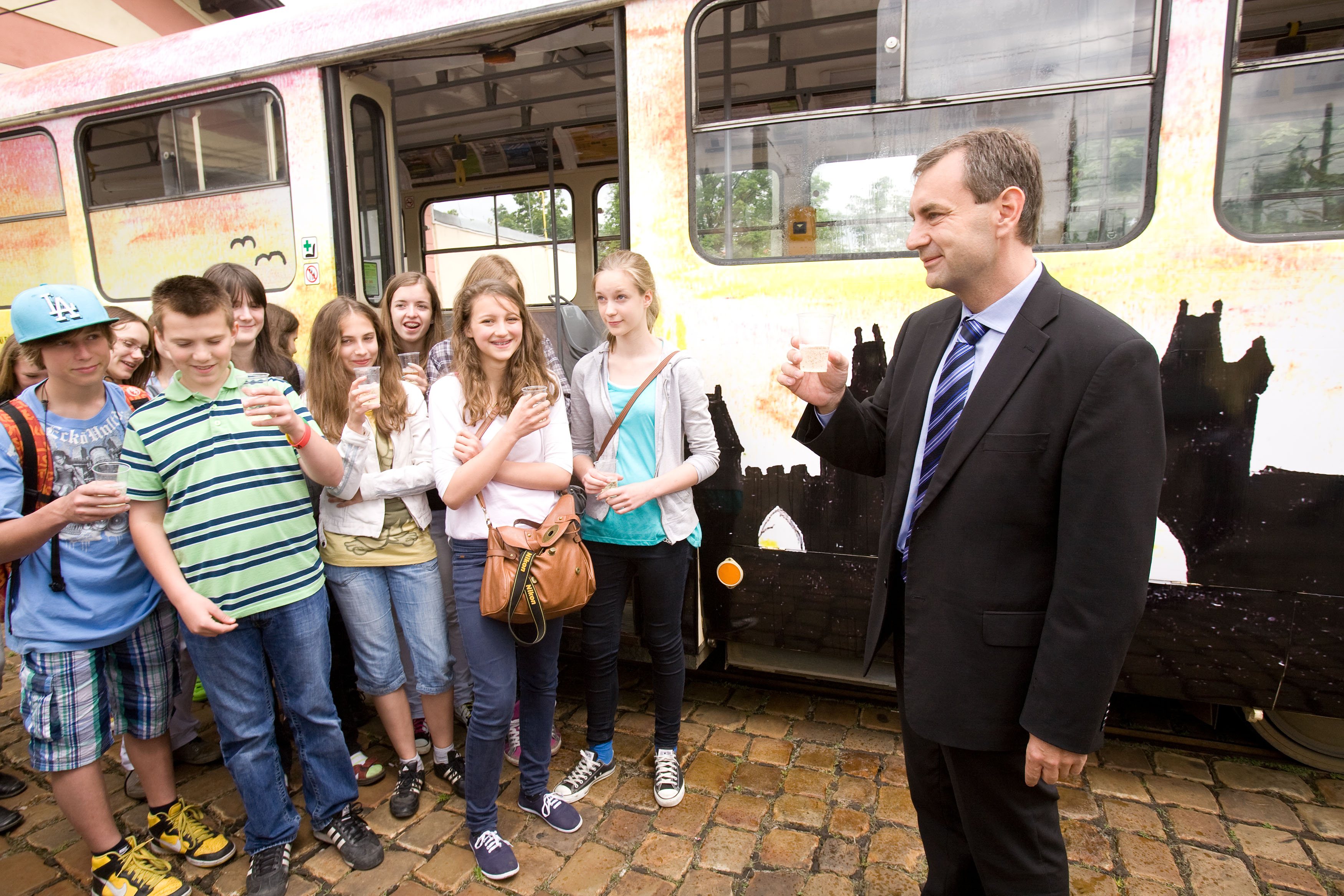 Křest tramvaje polepené vítězným návrhem soutěže 