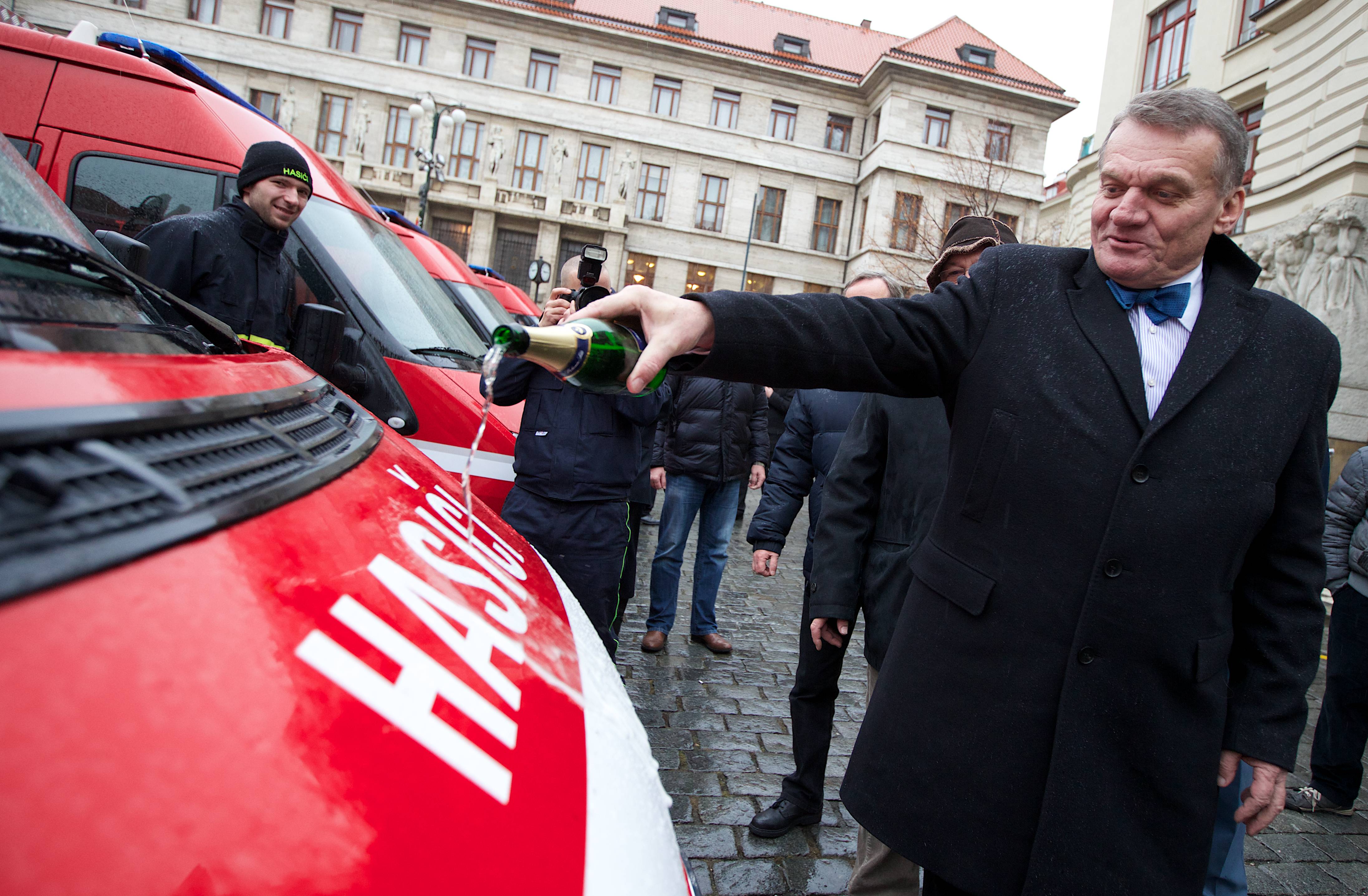 Primátor Svoboda předal sedm nových vozů dobrovolným hasičům